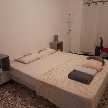 Petit Appart Entier Au Coeur Des Remparts - Netfix Et Connection Fibre Gratuits Carpentras Eksteriør billede