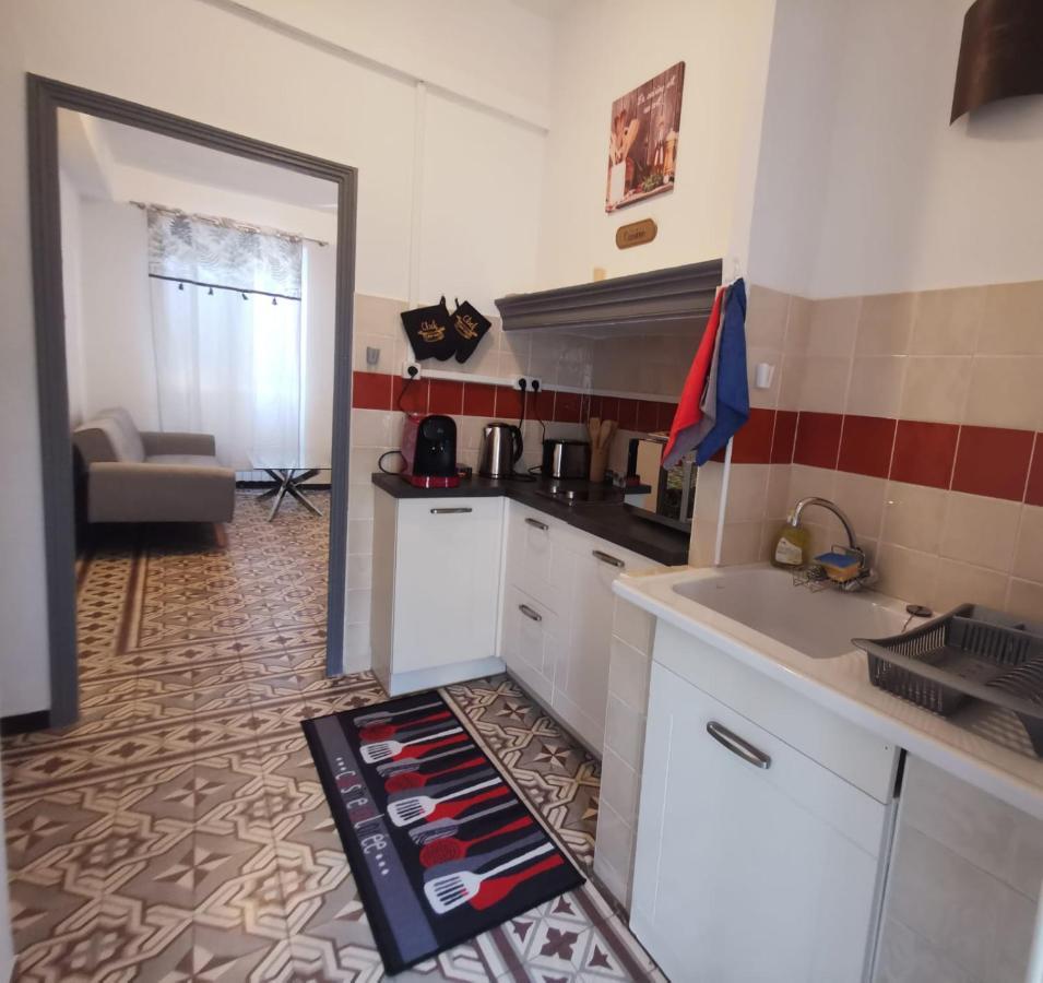 Petit Appart Entier Au Coeur Des Remparts - Netfix Et Connection Fibre Gratuits Carpentras Eksteriør billede